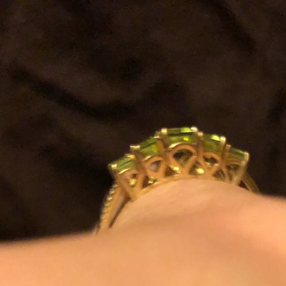 10k yellow gold ring with peridot - Picture 3 of 6